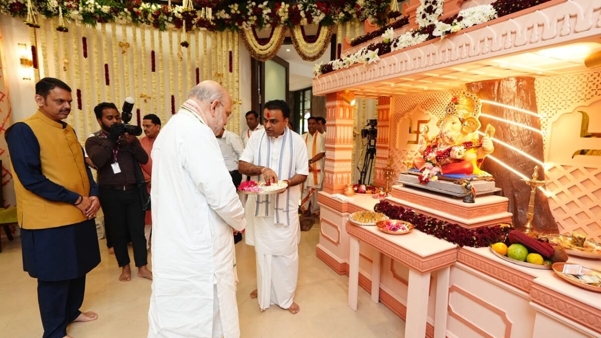 केंद्रीय गृहमंत्री अमित शाह यांनी मुख्यमंत्र्यांच्या ‘वर्षा’ निवासस्थानी घेतले गणेशदर्शन