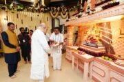 केंद्रीय गृहमंत्री अमित शाह यांनी मुख्यमंत्र्यांच्या ‘वर्षा’ निवासस्थानी घेतले गणेशदर्शन