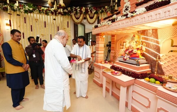 केंद्रीय गृहमंत्री अमित शाह यांनी मुख्यमंत्र्यांच्या ‘वर्षा’ निवासस्थानी घेतले गणेशदर्शन
