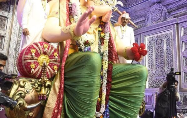 केंद्रीय गृहमंत्री अमित शाह यांनी घेतले लालबागच्या राजाचे दर्शन