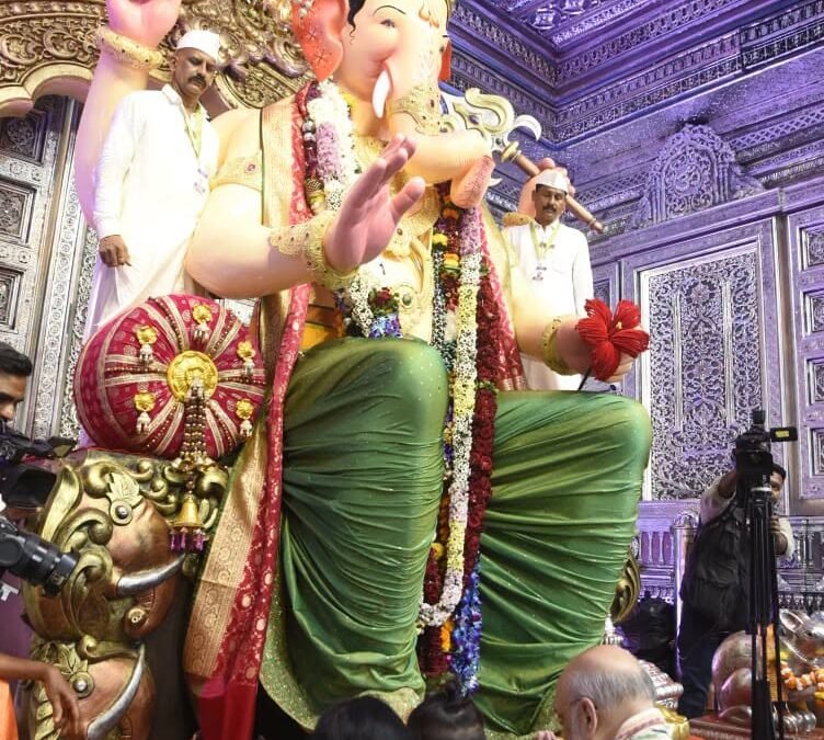 केंद्रीय गृहमंत्री अमित शाह यांनी घेतले लालबागच्या राजाचे दर्शन