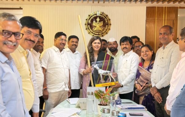 माडग्याळ मेंढीला स्वतंत्र राष्ट्रीय प्रजातीच्या मान्यतेबद्दल मंत्री पंकजा मुंडे यांचा धनगर समाजाकडून सत्कार