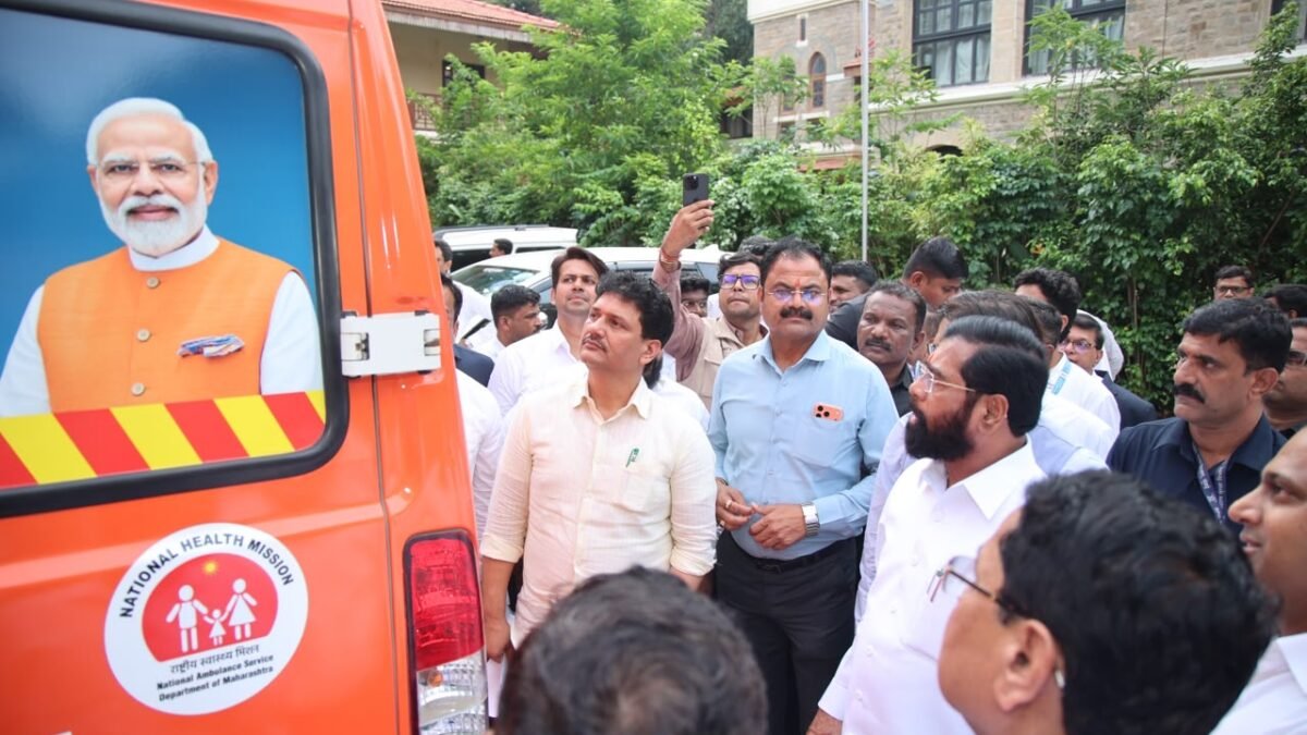 वैद्यकीय सेवा प्रकल्पाअंतर्गत येणाऱ्या नवीन १०८ रुग्णवाहिकांची उपमुख्यमंत्री एकनाथ शिंदे यांनी केली पाहणी