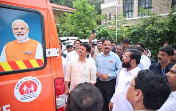 वैद्यकीय सेवा प्रकल्पाअंतर्गत येणाऱ्या नवीन १०८ रुग्णवाहिकांची उपमुख्यमंत्री एकनाथ शिंदे यांनी केली पाहणी