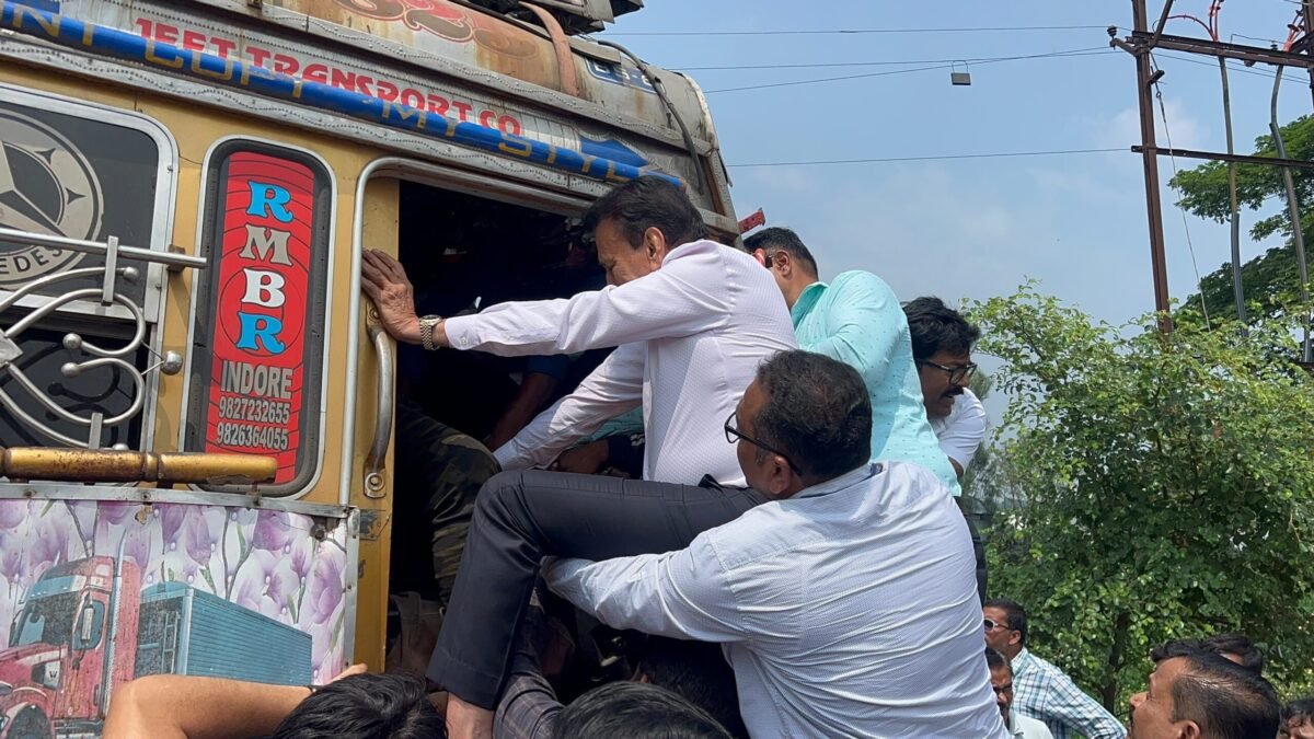 अपघातग्रस्त ट्रकमधून जखमींची सुटका करण्यासाठी मंत्री गिरीश महाजन स्वतः उतरले 