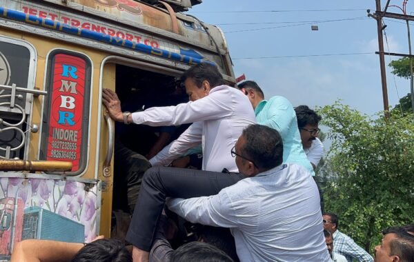 अपघातग्रस्त ट्रकमधून जखमींची सुटका करण्यासाठी मंत्री गिरीश महाजन स्वतः उतरले 