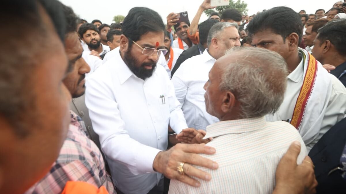 उपमुख्यमंत्री एकनाथ शिंदे शेतकऱ्यांच्या बांधावर