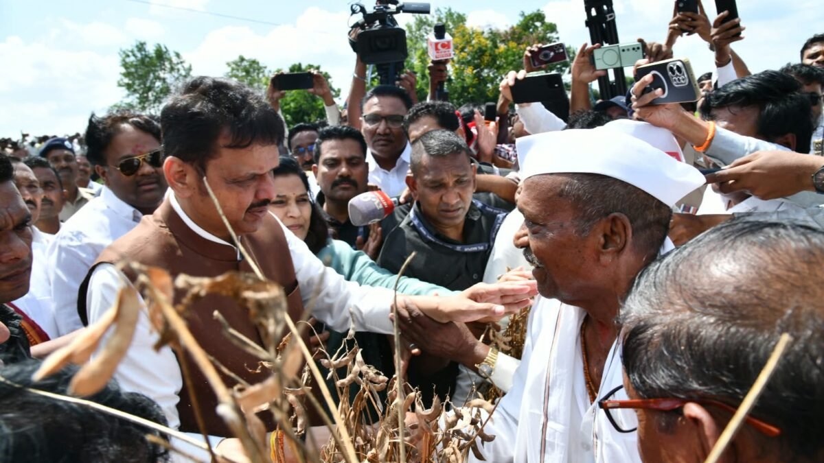 मुख्यमंत्री देवेंद्र फडणवीसांकडून वाशिम जिल्ह्यातील दुष्काळसदृश परिस्थितीची पाहणी