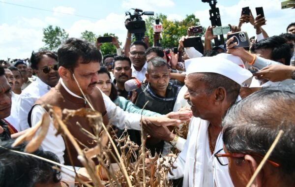 मुख्यमंत्री देवेंद्र फडणवीसांकडून वाशिम जिल्ह्यातील दुष्काळसदृश परिस्थितीची पाहणी