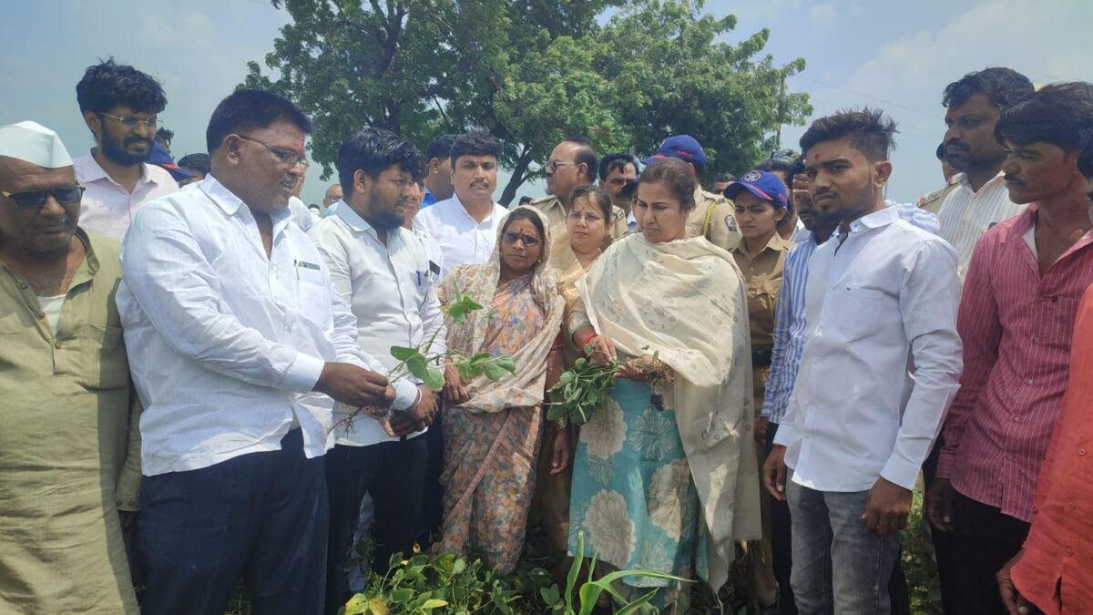 दुष्काळसदृश संकटात शेतकऱ्यांच्या बांधावर पालकमंत्री मेघना साकोरे-बोर्डीकर