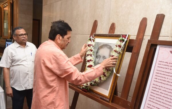 पंडित दीनदयाळ उपाध्याय यांच्या जयंतीनिमित्त मंत्रालयात अभिवादन