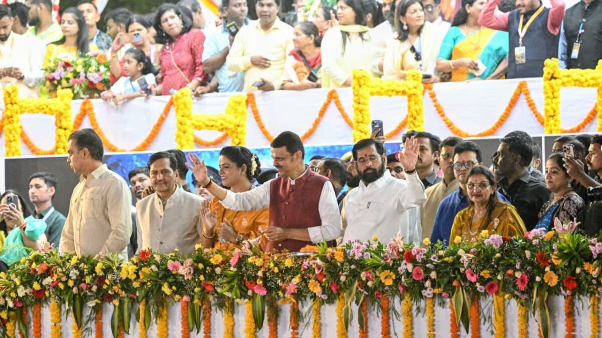 गणरायावर मान्यवरांकडून पुष्पवृष्टी; ‘कुबुद्धीचे विसर्जन करून सर्वांना सुबुद्धी येवो’- मुख्यमंत्री देवेंद्र फडणवीस