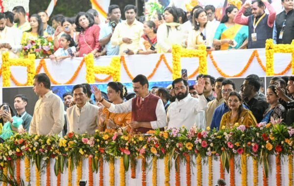 गणरायावर मान्यवरांकडून पुष्पवृष्टी; ‘कुबुद्धीचे विसर्जन करून सर्वांना सुबुद्धी येवो’- मुख्यमंत्री देवेंद्र फडणवीस