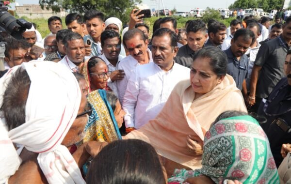 नुकसानग्रस्त शेतकऱ्यांच्या मदतीसाठी शासन कटिबद्ध – उपमुख्यमंत्री सुनेत्रा अजित पवार