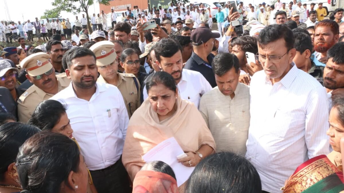 शेतकऱ्यांना वाऱ्यावर सोडणार नाही, राज्य सरकार पाठीशी खंबीरपणे उभे : उपमुख्यमंत्री सुनेत्रा अजित पवार