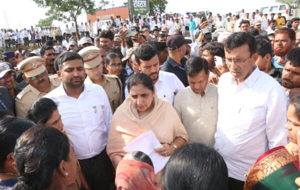 शेतकऱ्यांना वाऱ्यावर सोडणार नाही, राज्य सरकार पाठीशी खंबीरपणे उभे : उपमुख्यमंत्री सुनेत्रा अजित पवार