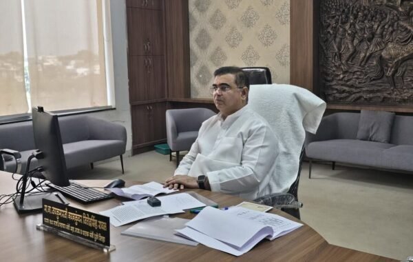 दुष्काळाच्या संकटात शेतकऱ्यांच्या पाठीशी शासन खंबीरपणे उभे – मंत्री जयकुमार रावल