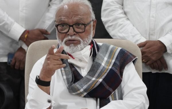 येवला व निफाड तालुक्यातील पीक परिस्थितीचा मंत्री छगन भुजबळ यांनी घेतला आढावा