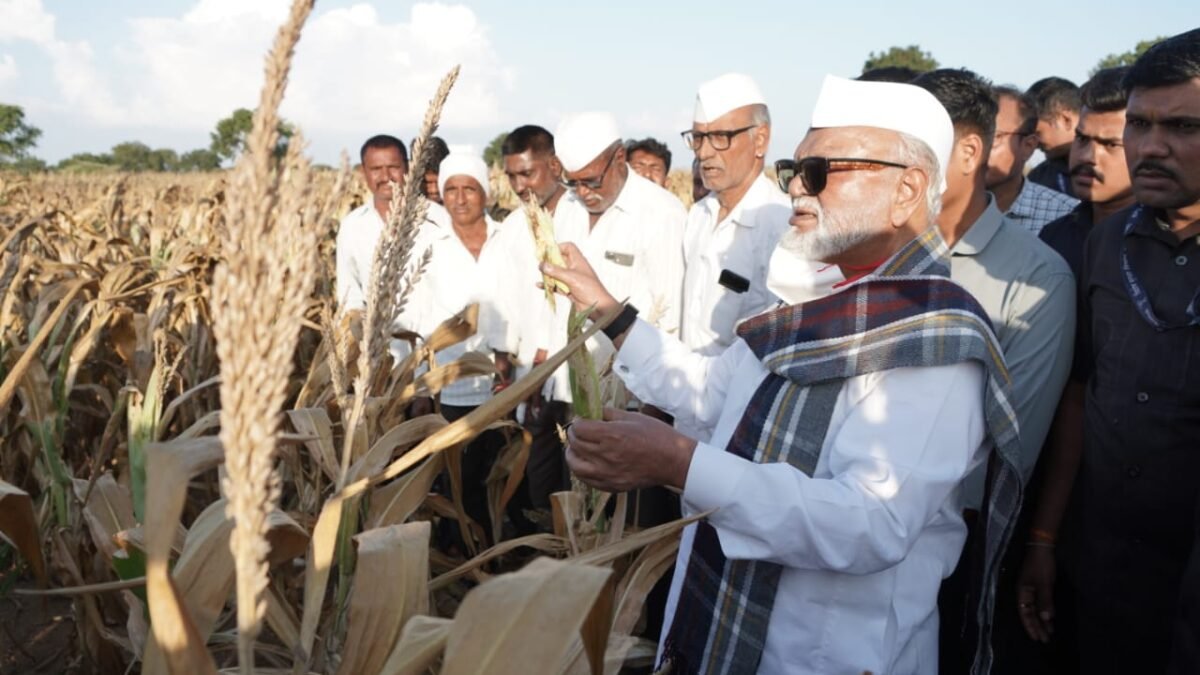 मंत्री छगन भुजबळ यांनी केली राजापूर येथील दुष्काळसदृश्य परिस्थितीची पाहणी