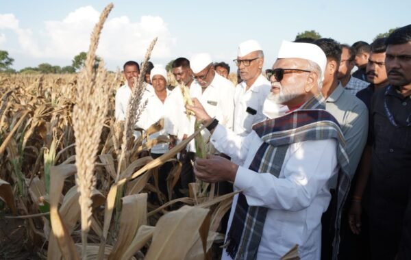 मंत्री छगन भुजबळ यांनी केली राजापूर येथील दुष्काळसदृश्य परिस्थितीची पाहणी