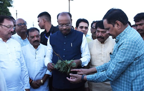 शेतकऱ्यांच्या मदतीत कमतरता पडणार नाही – महसूल मंत्री ना. चंद्रशेखर बावनकुळे