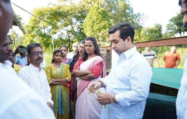 बेळणे खुर्दमध्ये करपलेल्या भातशेतीची पालकमंत्री नितेश राणे यांच्याकडून पाहणी