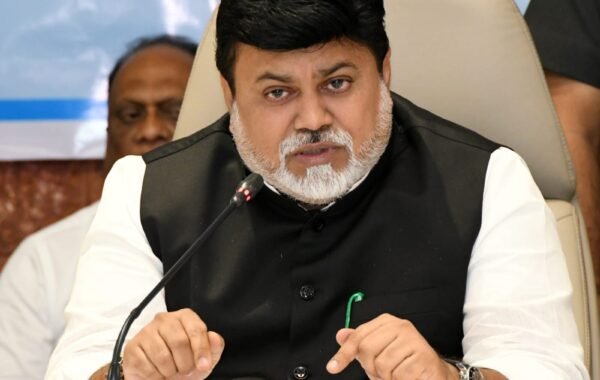 जिल्हा नियोजन समितीच्या बैठकीत मागील वर्षाच्या १००% खर्चास मंजुरी; रत्नागिरीतील नऊही तालुके दुष्काळग्रस्त जाहीर करण्यासाठी शासनाकडे पाठपुरावा – मंत्री डॉ. उदय सामंत