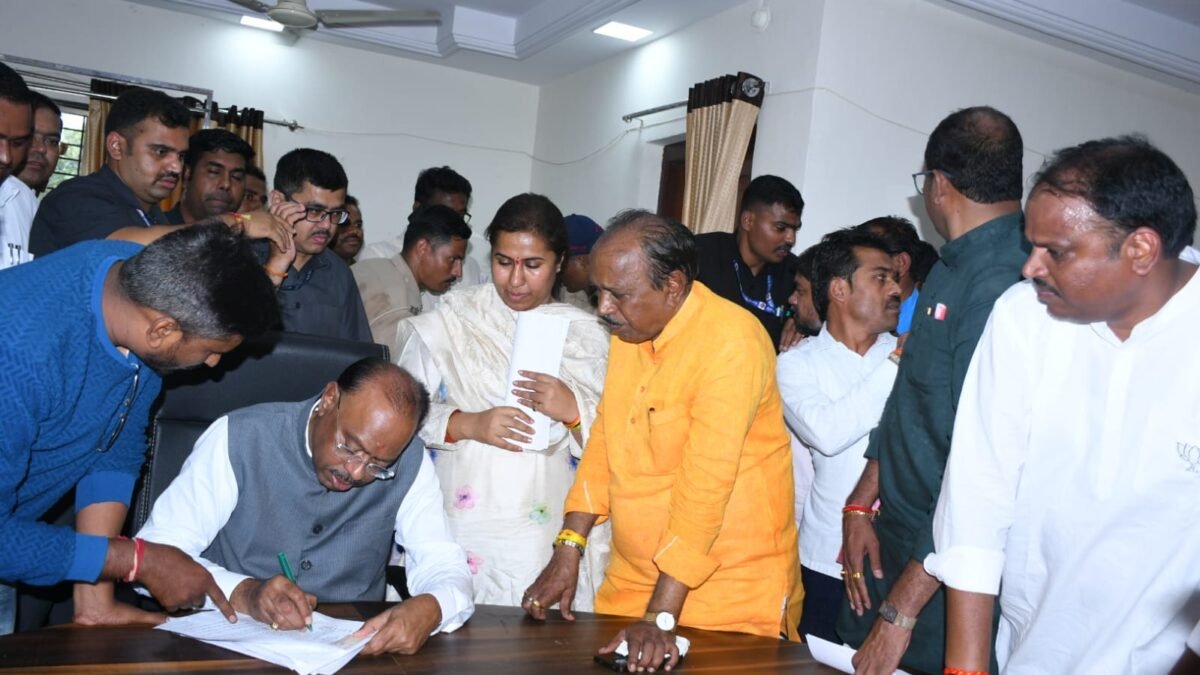 महसूलमंत्र्यांनी स्वीकारली शेतकरी व नागरिकांची निवेदने