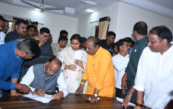 महसूलमंत्र्यांनी स्वीकारली शेतकरी व नागरिकांची निवेदने
