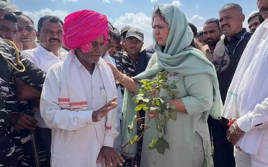 पालकमंत्री पंकजा मुंडे यांच्याकडून पीक परिस्थितीची पाहणी