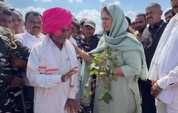 पालकमंत्री पंकजा मुंडे यांच्याकडून पीक परिस्थितीची पाहणी