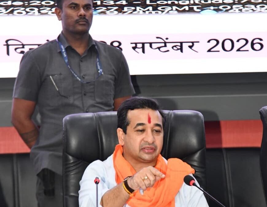 दुष्काळीस्थितीत तलावांमधील गाळ काढण्यास प्राधान्य द्यावे- मंत्री नितेश राणे
