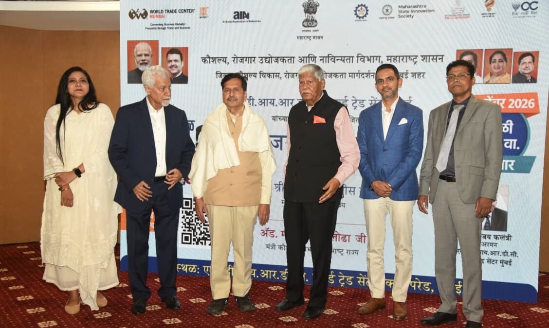 कौशल्य मंत्री मंगल प्रभात लोढा यांनी रोजगार मेळाव्यास भेट देत युवकांशी साधला संवाद