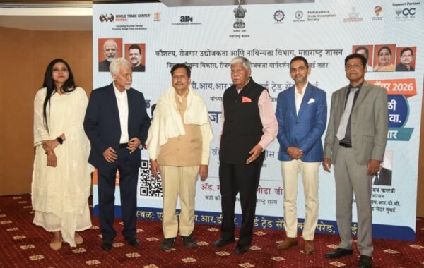 कौशल्य मंत्री मंगल प्रभात लोढा यांनी रोजगार मेळाव्यास भेट देत युवकांशी साधला संवाद