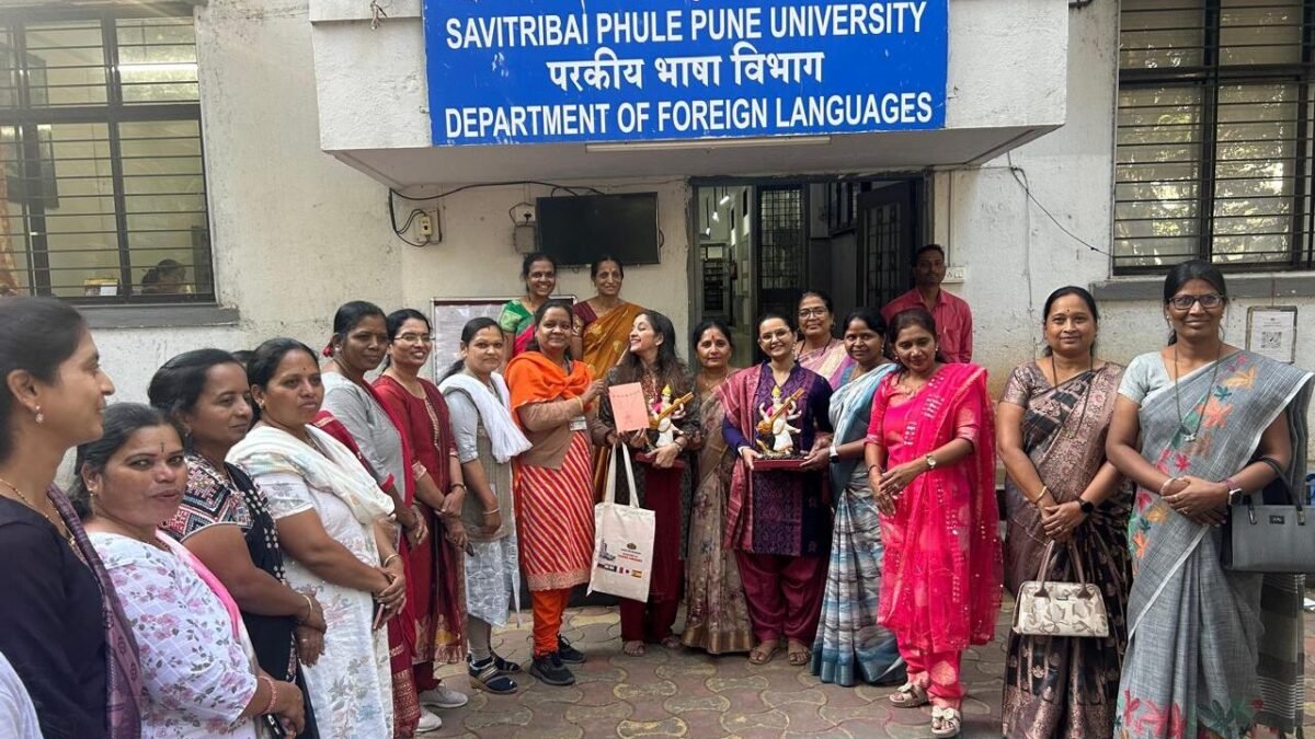 जिल्हा परिषद शाळेच्या वर्गातून जगाच्या भाषांची खिडकी खुली …!!