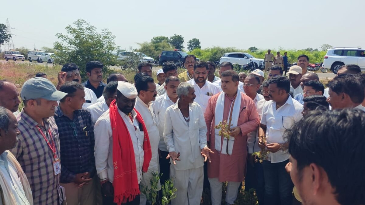 पिके करपली, पण आशा आणि लढण्याची जिद्द अजूनही जिवंत; शेतकऱ्यांना धीर देण्यासाठी पालकमंत्री जयकुमार रावल बांधावर”.