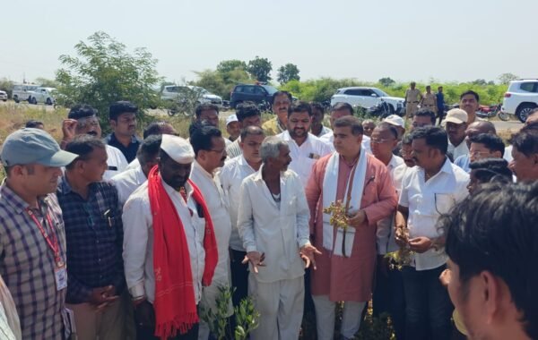 पिके करपली, पण आशा आणि लढण्याची जिद्द अजूनही जिवंत; शेतकऱ्यांना धीर देण्यासाठी पालकमंत्री जयकुमार रावल बांधावर”.