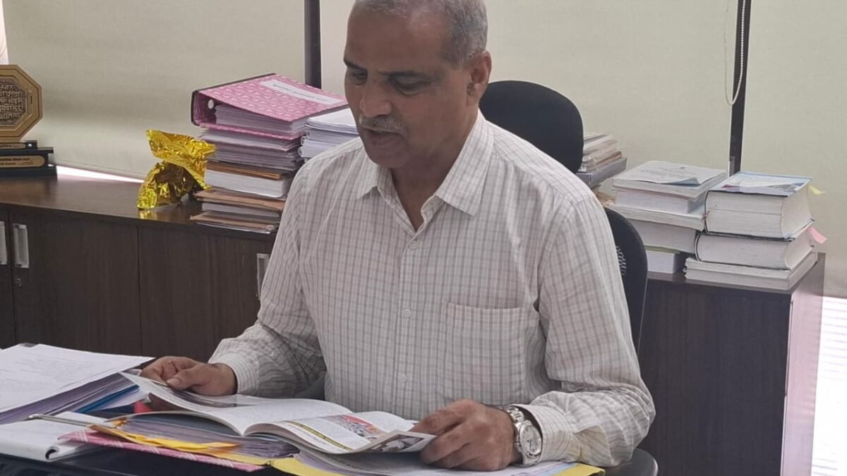 ‘आपलं मंत्रालय’ गृहपत्रिकेच्या अंकाचे सचिव सुरेश काकाणी यांच्या हस्ते प्रकाशन