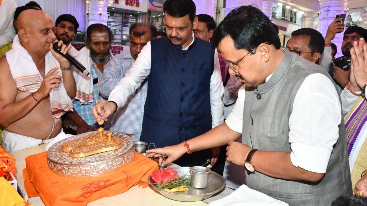 मुख्यमंत्री देवेंद्र फडणवीस यांच्या पुण्यातील सार्वजनिक गणेश मंडळांना भेटी