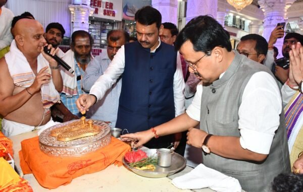मुख्यमंत्री देवेंद्र फडणवीस यांच्या पुण्यातील सार्वजनिक गणेश मंडळांना भेटी