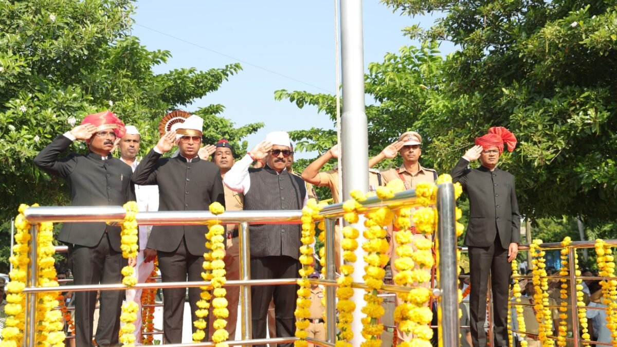 मराठवाडा मुक्तीसंग्राम दिनाचे मुख्य ध्वजारोहण पालकमंत्री अतुल सावे यांच्या हस्ते संपन्न