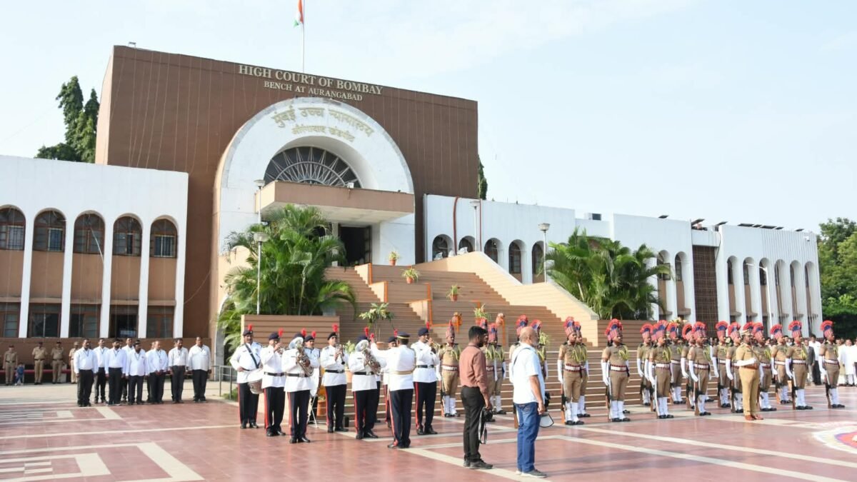मराठवाडा मुक्तीसंग्राम दिनानिमित्त उच्च न्यायालयाच्या खंडपीठात ध्वजारोहण