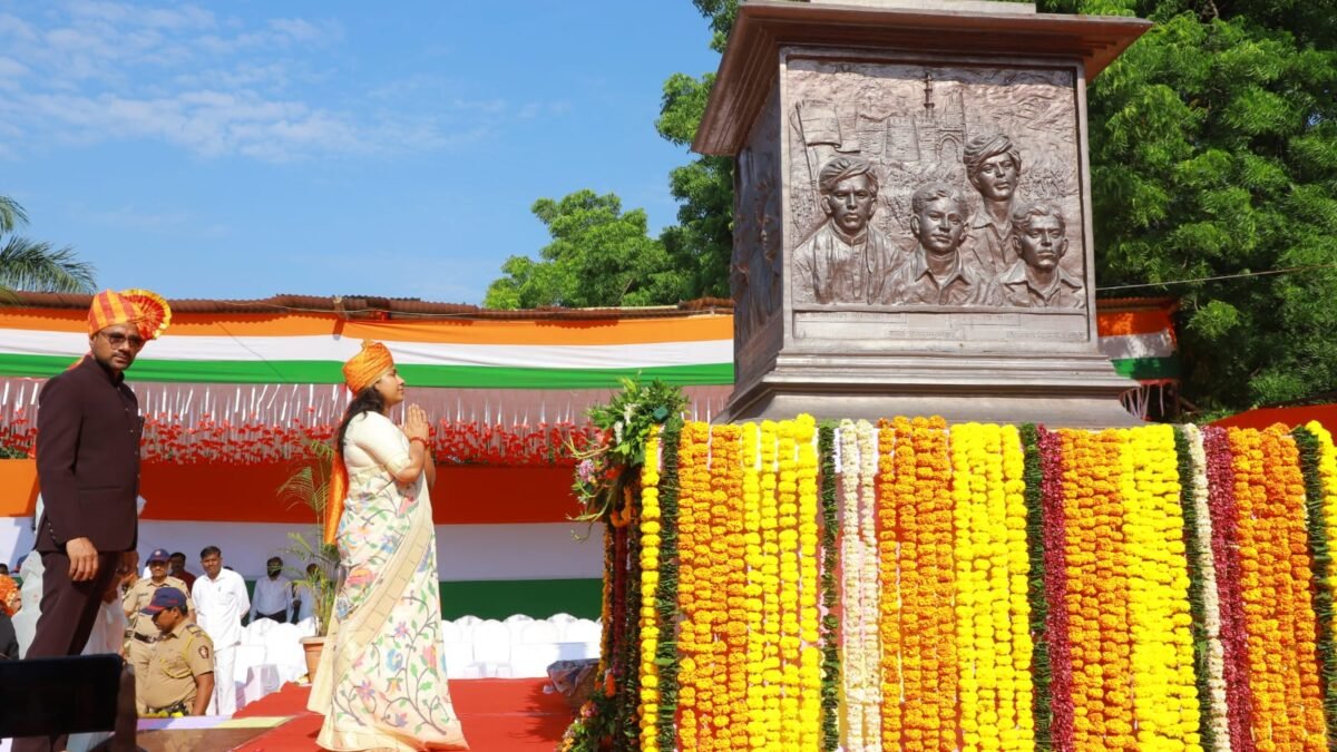 मराठवाडा मुक्ती संग्राम दिनानिमित्त मुख्य शासकीय ध्वजारोहण 