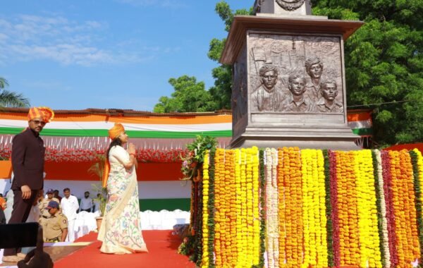 मराठवाडा मुक्ती संग्राम दिनानिमित्त मुख्य शासकीय ध्वजारोहण 