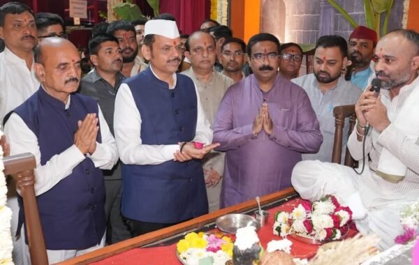 मुख्यमंत्री देवेंद्र फडणवीस यांची अजिंक्य देवगिरी प्रतिष्ठान गणेशोत्सव मंडळाला भेट