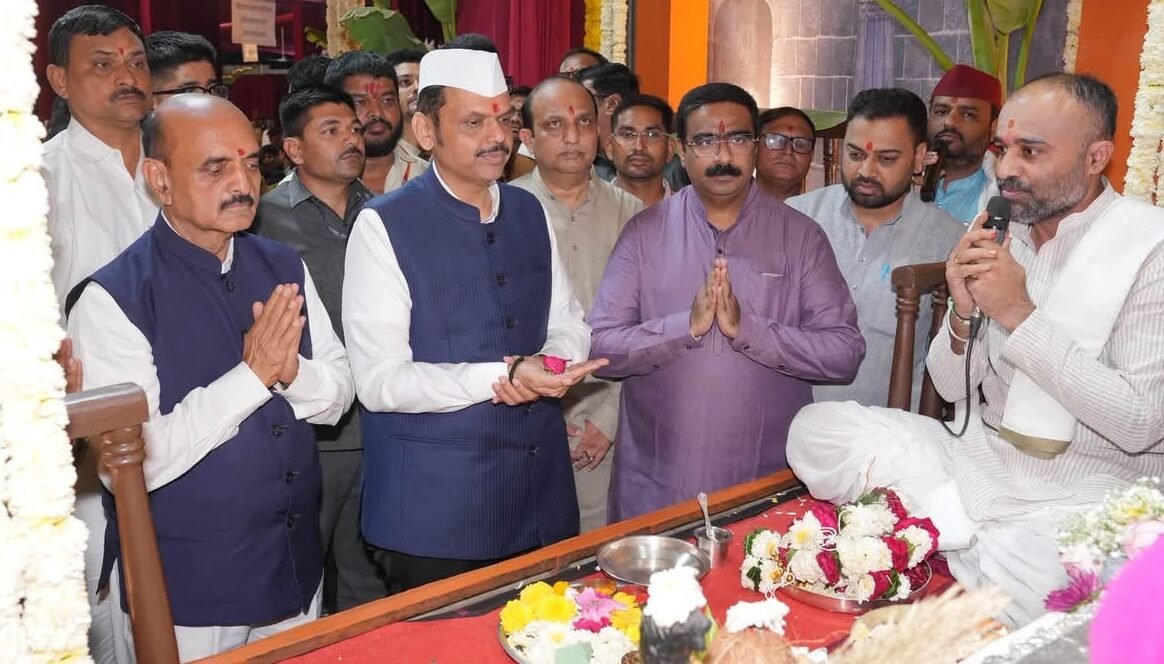 मुख्यमंत्री देवेंद्र फडणवीस यांची अजिंक्य देवगिरी प्रतिष्ठान गणेशोत्सव मंडळाला भेट
