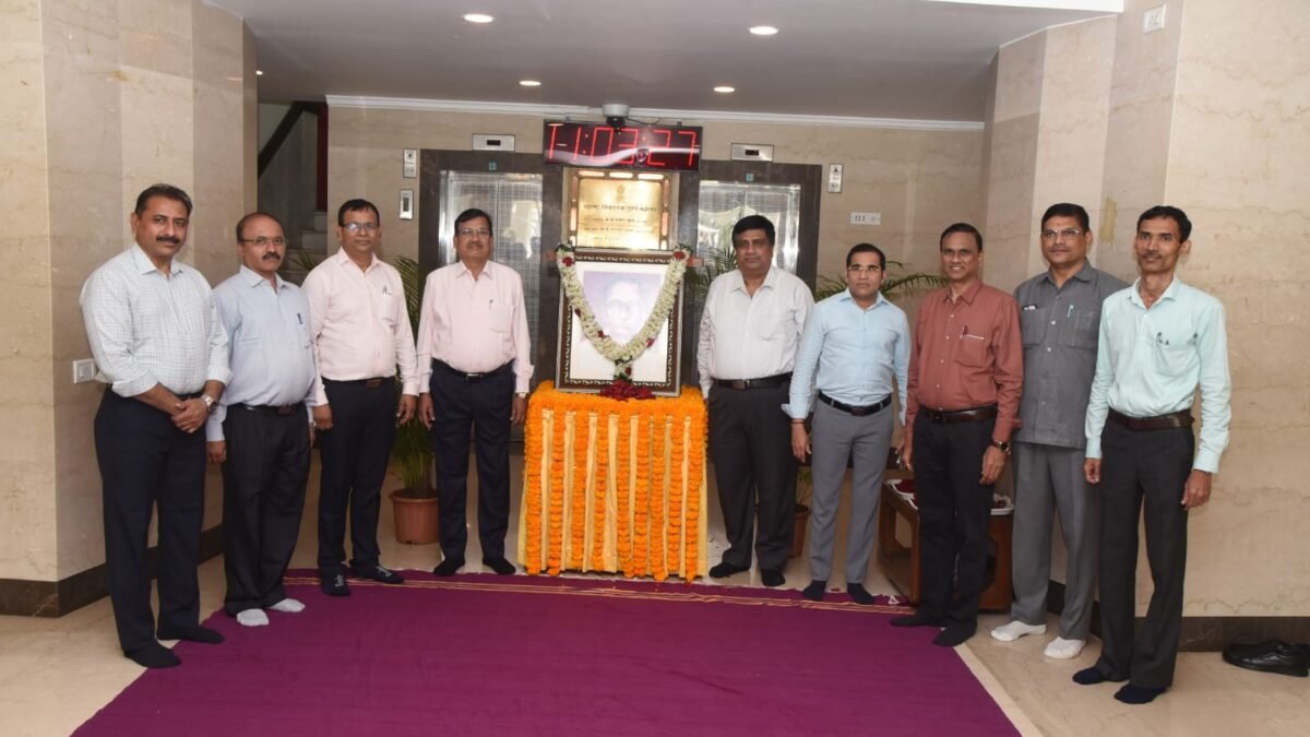 प्रबोधनकार ठाकरे यांच्या जयंतीनिमित्त विधानभवनात अभिवादन