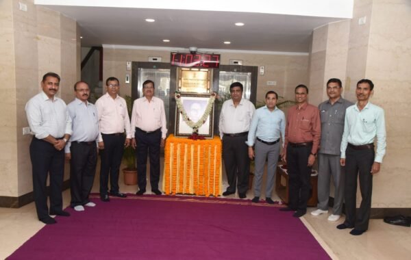 प्रबोधनकार ठाकरे यांच्या जयंतीनिमित्त विधानभवनात अभिवादन