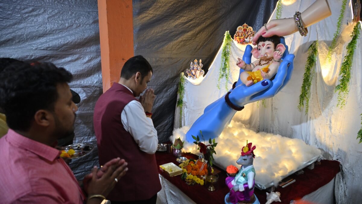मुख्यमंत्री देवेंद्र फडणवीस यांची विविध गणेशोत्सव मंडळांना भेट