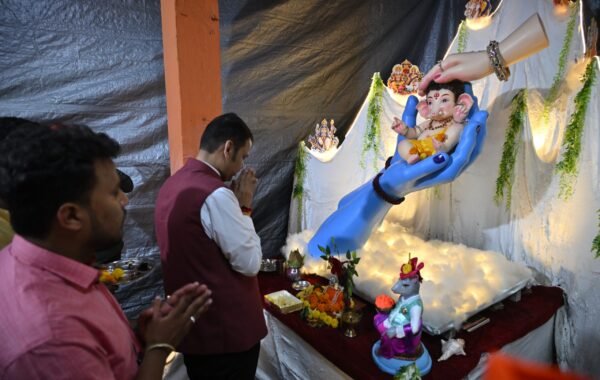 मुख्यमंत्री देवेंद्र फडणवीस यांची विविध गणेशोत्सव मंडळांना भेट